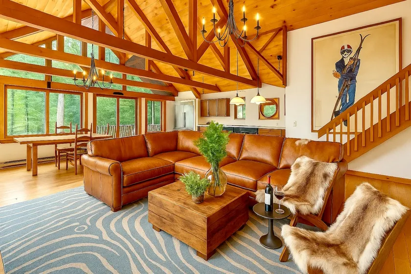 Stratton Designers Chalet 4 BR, Jacuzzi - Image 1