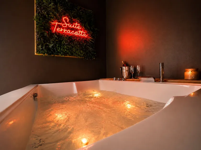 Evasion Terracota – Private Hot Tub - Image 1