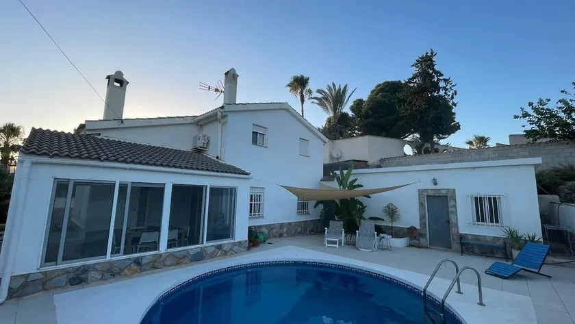 6-person villa with private spa and pool - Image 1