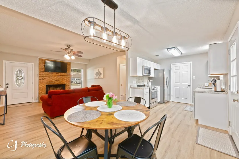 Rex Ranch | Dino Retreat | King Bed | Sleeps 6 - Image 1