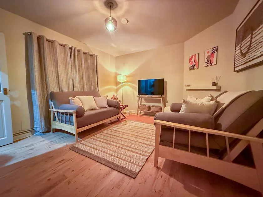 Garden | WiFi | Parking | Walk To Centre | BBQ - Image 1
