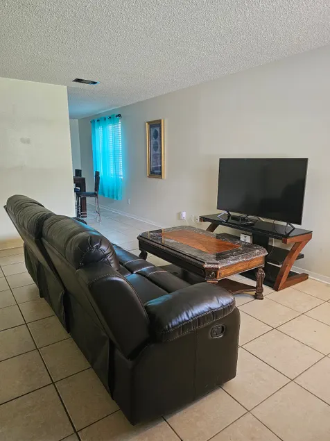 Spacious 2BR Apt (right side) - Image 1
