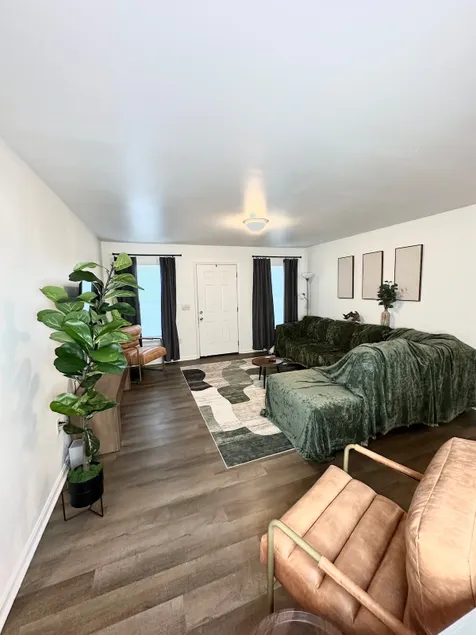 Spacious 4BR Home | Free Parking • Full Kitchen - Image 1