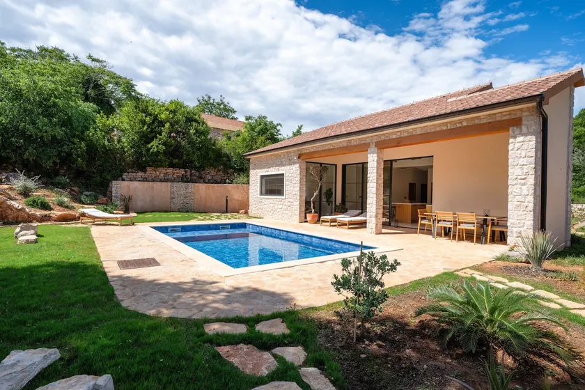Quiet Garden House Oasis - Image 1