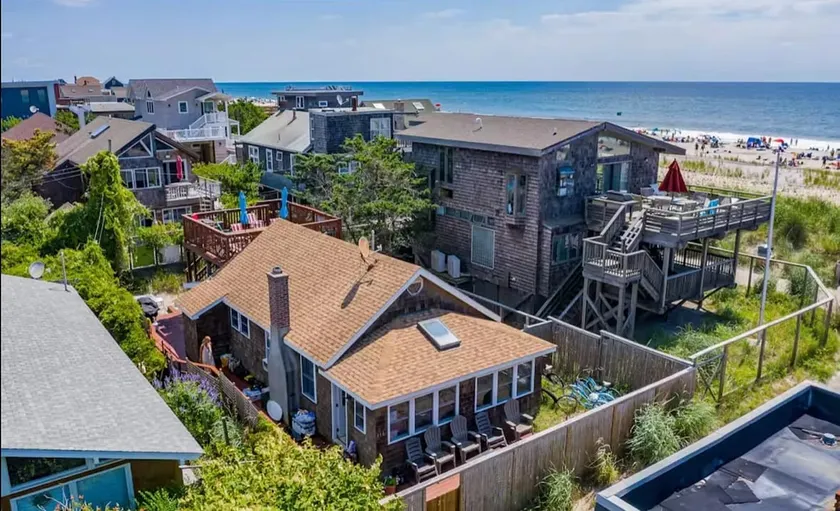 Beautiful Beach House with Large Swimming Pool in Ocean Beach - Image 1