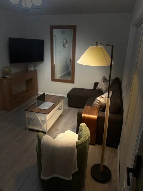 The Cozy Nest Modern Comfort, 2 RM Sleeps 6 - Image 1