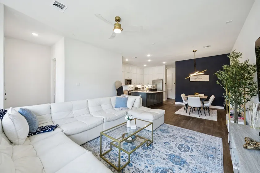 Spacious 4BR Townhome – Central DFW - Image 1