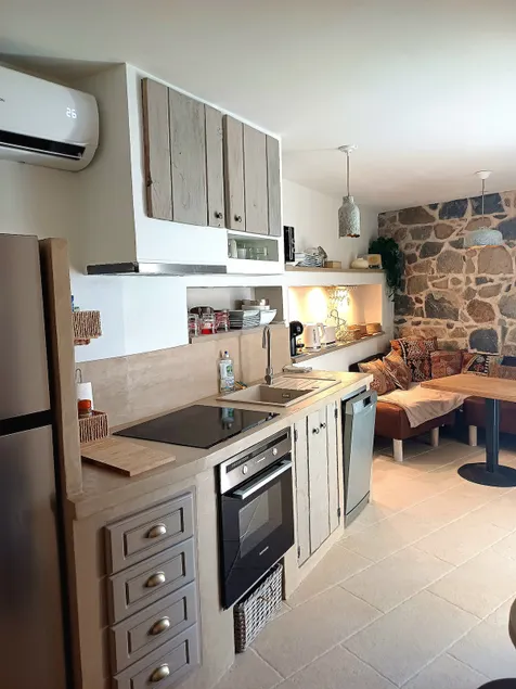 Village center, ground floor apartment - Image 1