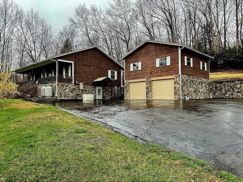 Cedar & Stone Retreat 3Bed3Bath, Private Setting - Image 1