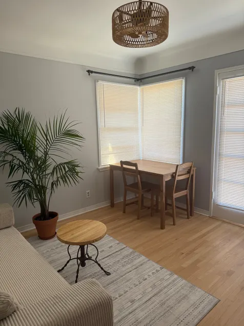 Entire private suite 1 bedroon and living room - Image 1