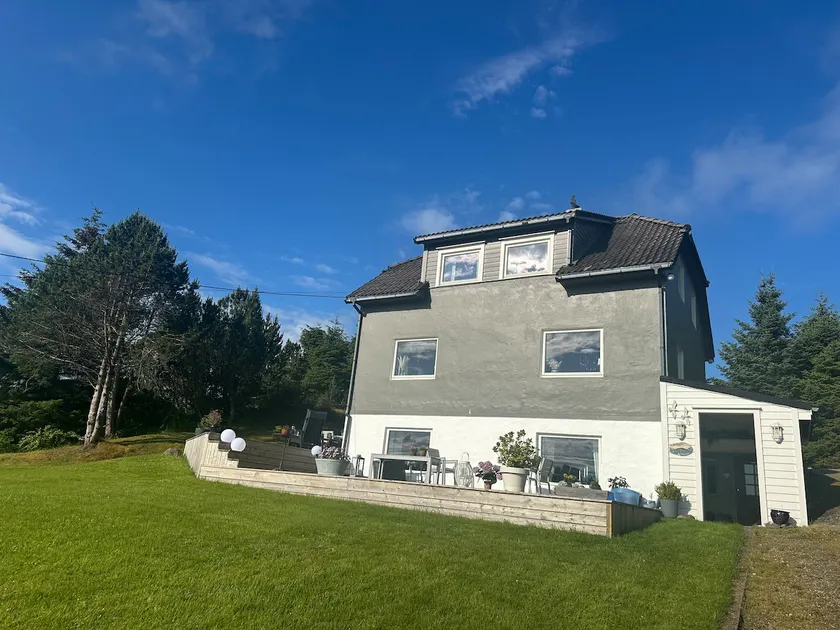 House near the lake with great views - Image 1