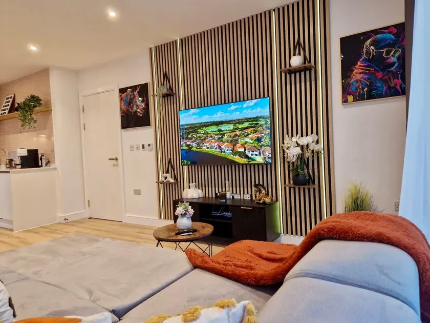 Wembley Waterfront Retreat with Parking - Image 1