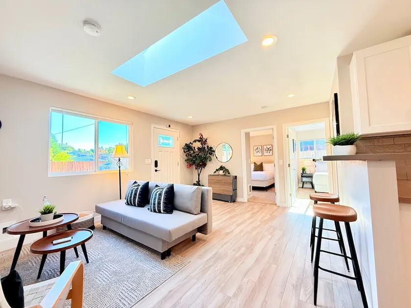 Cozy/Stand-Alone Guesthouse-Near Downtown/Airport - Image 1