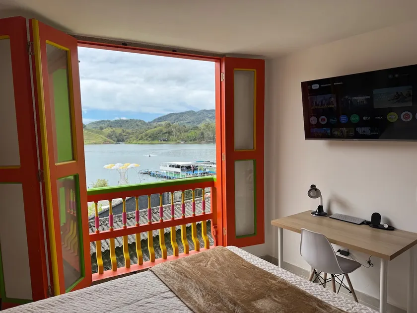 Apartment in main park overlooking the dam. - Image 1