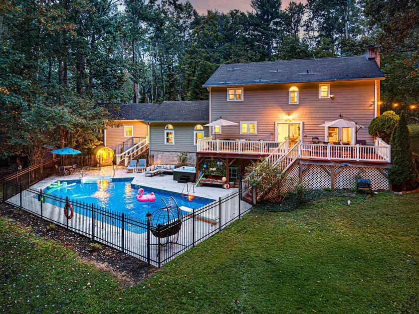 Retreat- Pool, Hot Tub, Sauna, Fire Pit | Sleeps18 - Image 1