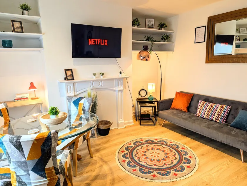 Stylish Townhouse - 8 Mins From Leeds - Free Fast WiFi - Free Parking - Image 1