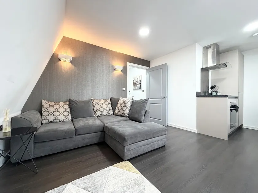 Central Eastbourne Flat- Parking & Walk to Station - Image 1
