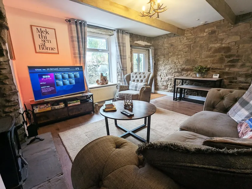 Beautiful Waterfall Cottage with Countryside Walks - Image 1