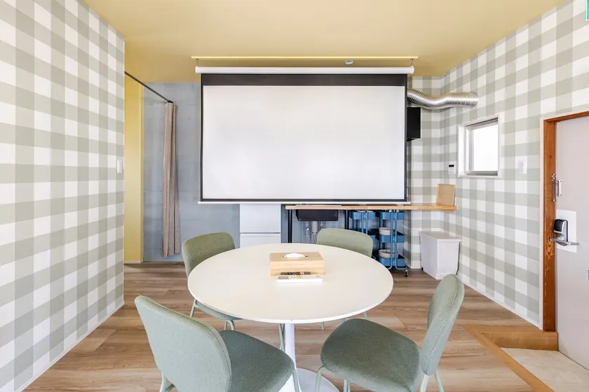 2 stops to Hakata Station | 5-minute walk to Hakozaki Station | 100-inch screen for viewing videos | Maximum 6 people, spacious 40 m² - Image 1