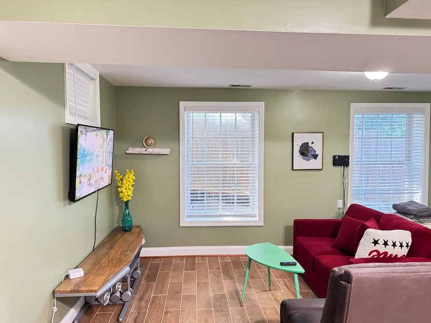 Private suite in Beltsville - Image 1