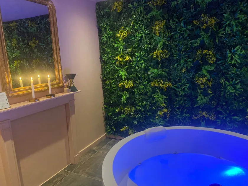 Romantic suite with Jacuzzi ”Love Room” - Image 1