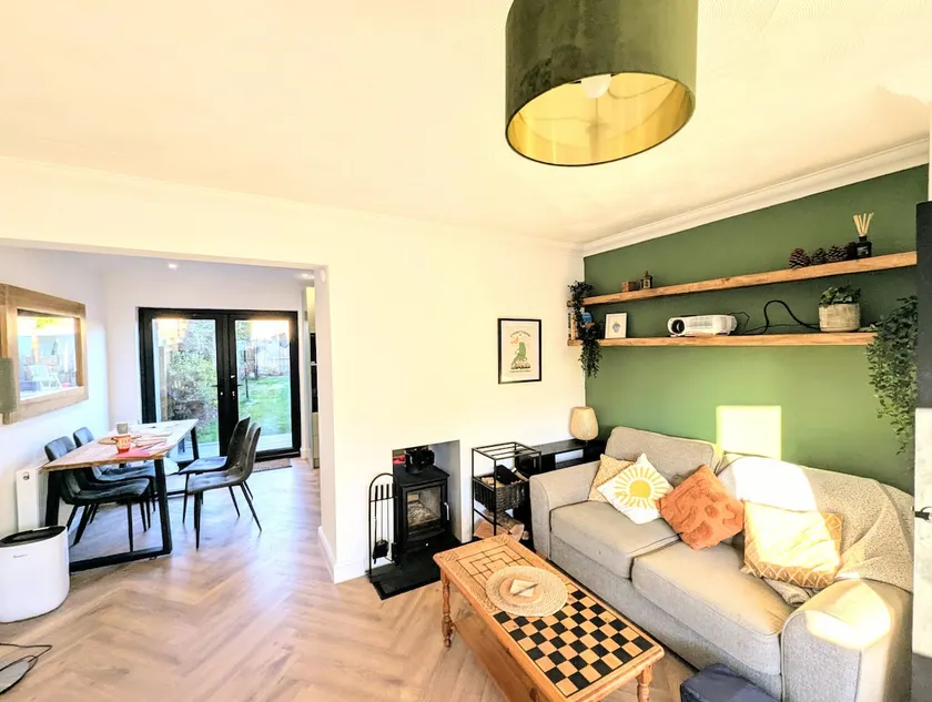 Bright 3-bed house, 1 stop from city centre - Image 1