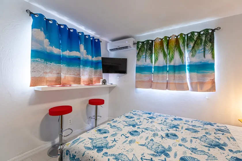 Fun Studio 5 minutes from beach! - Image 1