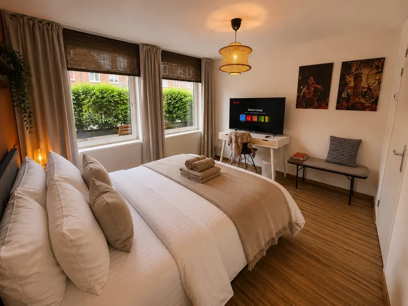 Free Private Parking | Stylish Studio Near Center - Image 1