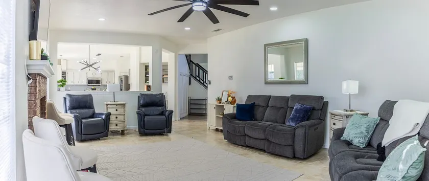 Spacious 12-guest home, king bed & big yard - Image 1