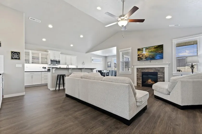 Near Wineries + Lake Lowell | Sleeps 6 Guests - Image 1