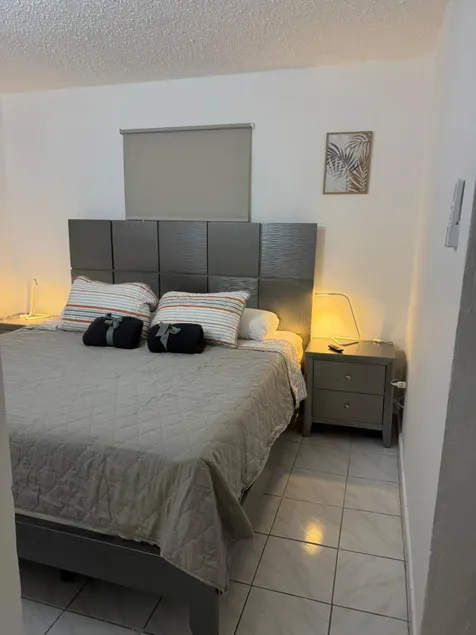king Bed cozy apt 2B Levittown Terraza AC parking - Image 1