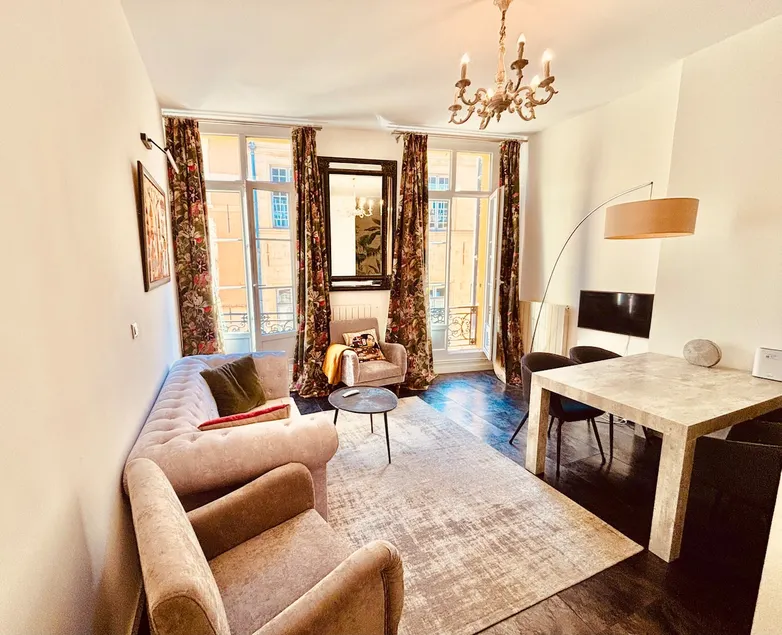 *Napoleon* New 2-bedroom air-conditioned apartment on Rue Thiers! - Image 1