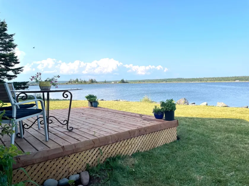 Ocean views, waterfront cottage on Rainbow Haven - Image 1