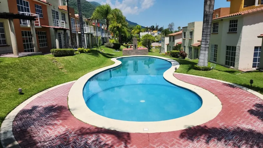 Cozy house with a pool - Image 1