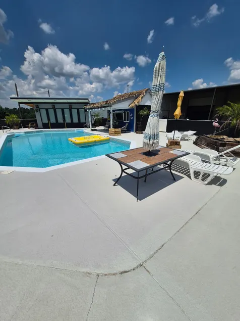 Poolhouse 31 - Image 1