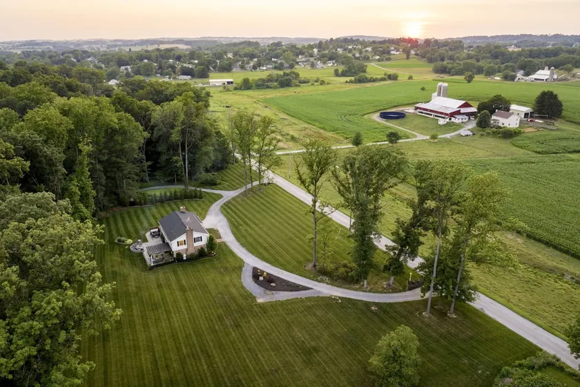Zook Manor With farmland views & chicken coop - Image 1