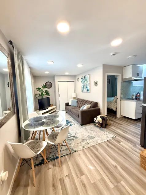 1-bedroom private entry suite - Image 1