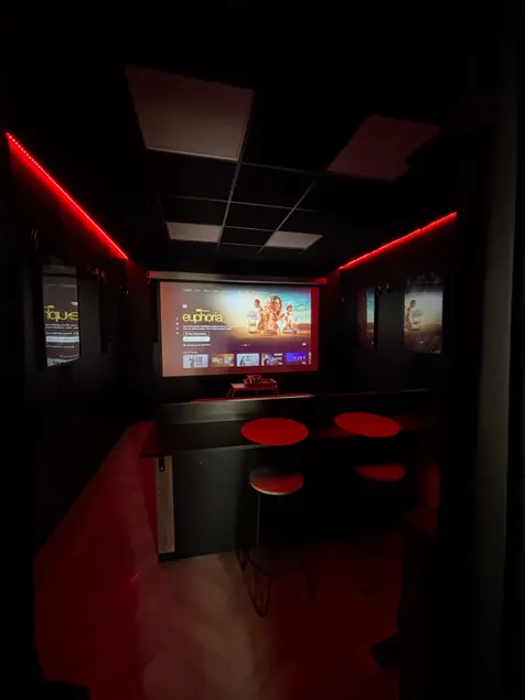 CinéCapsule – Unique accommodation in downtown Laval - Image 1