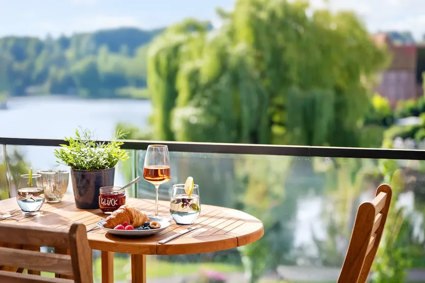 Designer suite with lake view | central & close to nature - Image 1