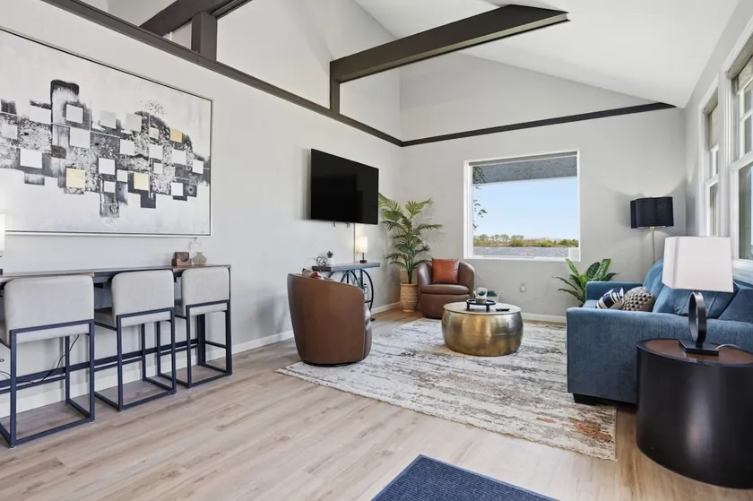 Waterfront Cottage with Beach-walk to everything! - Image 1