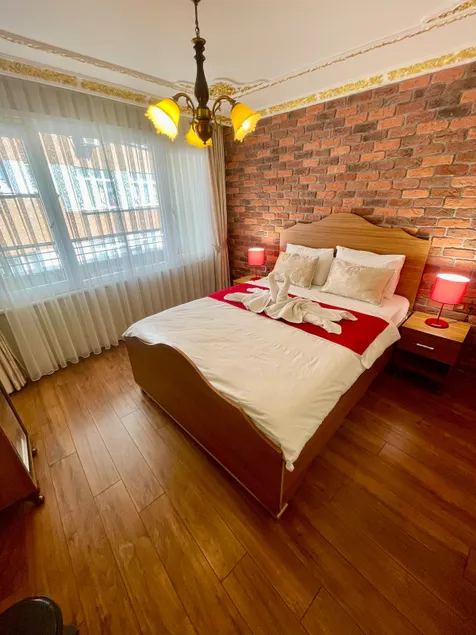 spacious double room with balcony - Image 1