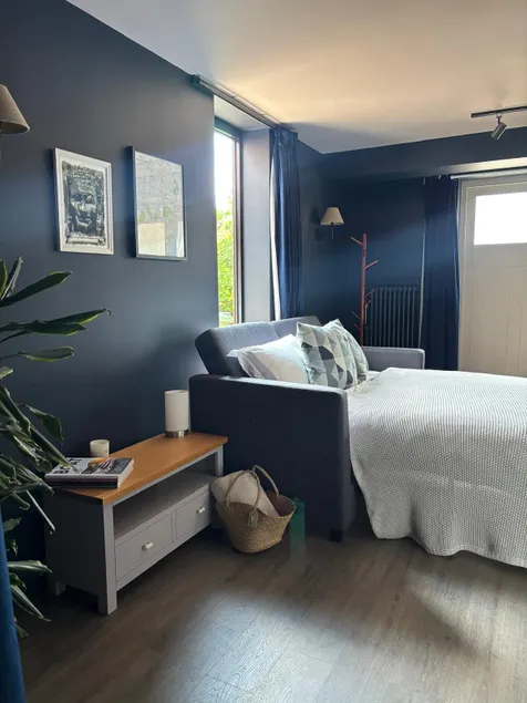 Surrey Hills Studio, Private Entrance & Parking - Image 1