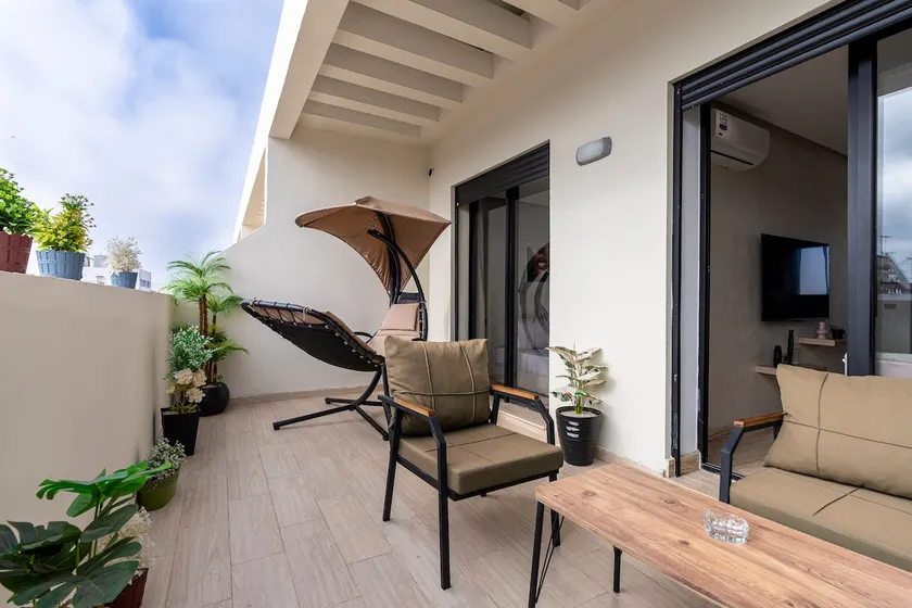 New 8th floor Terrace 5 min from train stations - Image 1