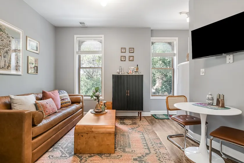 Cozy & Stylish Lincoln Park Gem - Image 1