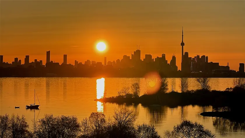 Luxury 3BR w/ CN Tower Views + Parking + Pool - Image 1