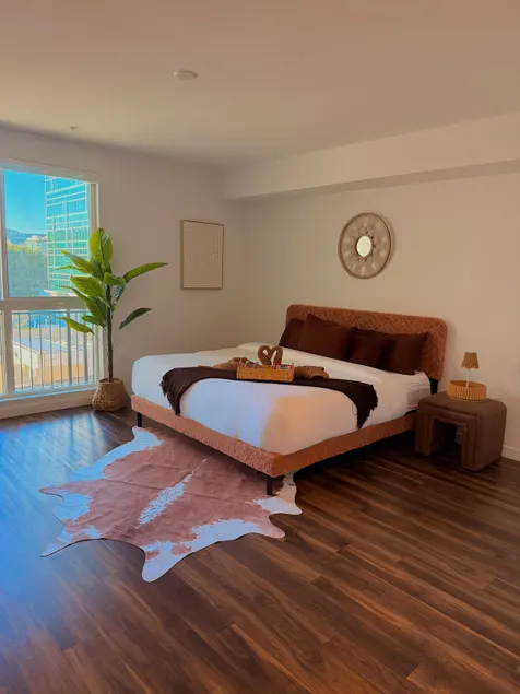 Hollywood Luxury King Suite | Jacuzzi • Parking • View - Image 1