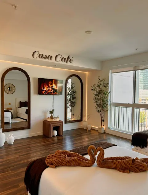 Hollywood Luxury King Suite | Jacuzzi • Parking • View - Image 1