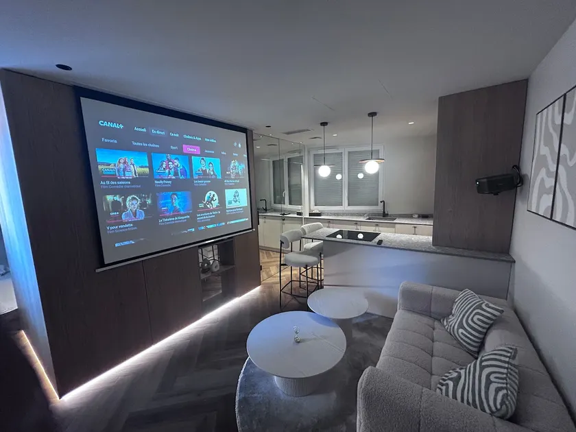 The Half Moon (luxurious and romantic apartment) - Image 1