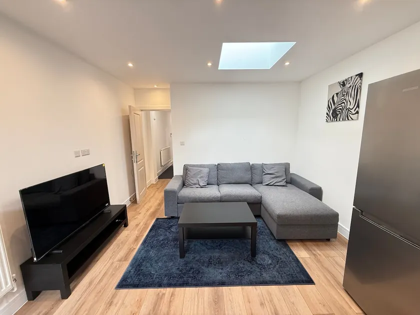 Stylish 2-Bed Retreat|Private Garden|Free Parking - Image 1