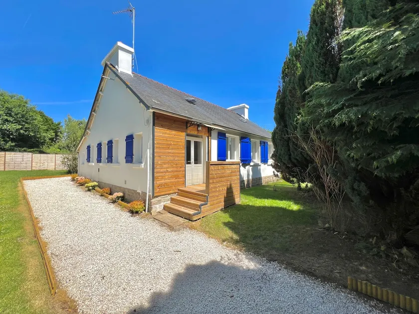 Bright family home with enclosed garden - Image 1